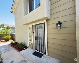 Building Photo - Charming 3-Bedroom Townhome Just Off the 5...