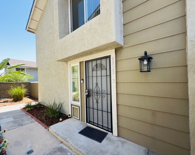 Primary Photo - Charming 3-Bedroom Townhome Just Off the 5...