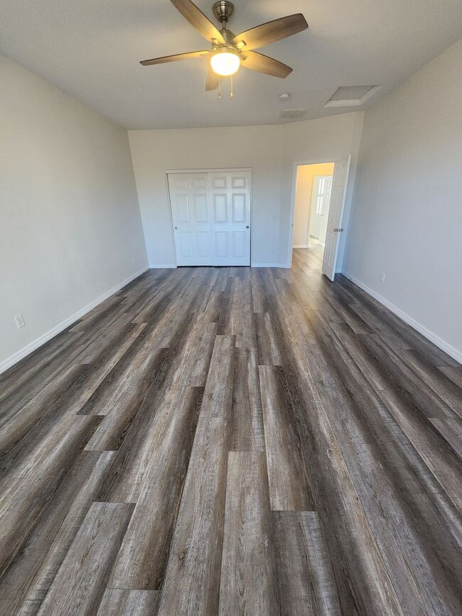 Building Photo - 4 bedroom townhome offers modern comfort i...