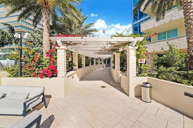 Building Photo - 300 South Pointe Dr