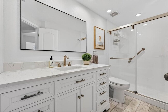 Building Photo - 922 N Shore Dr NE