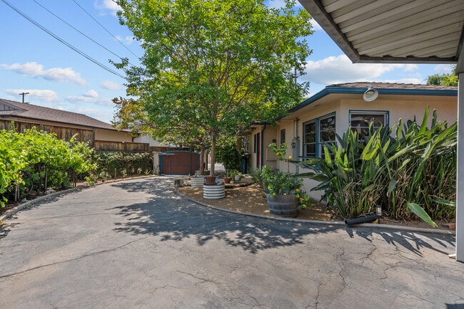 Building Photo - 467 Irving Dr
