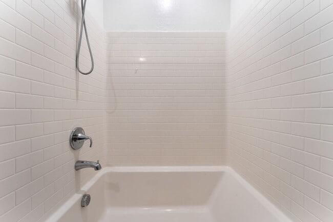 Building Photo - Bright Townhome in Gated Community!