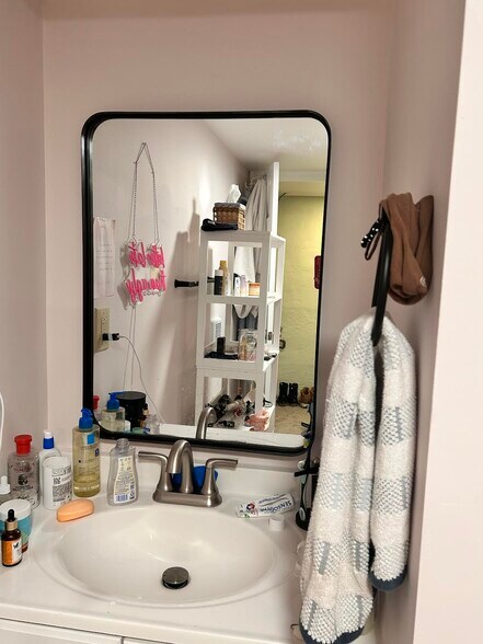 Building Photo - 1915 W Livingston St