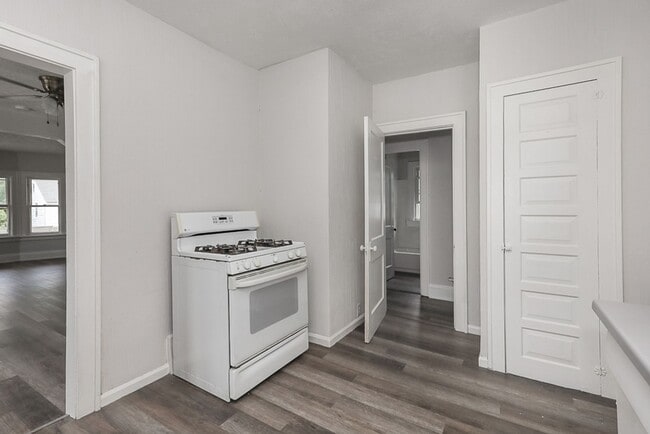 Building Photo - 4930 E 108th St