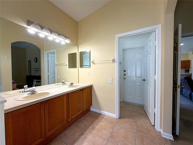 Building Photo - 8127 Fan Palm Way