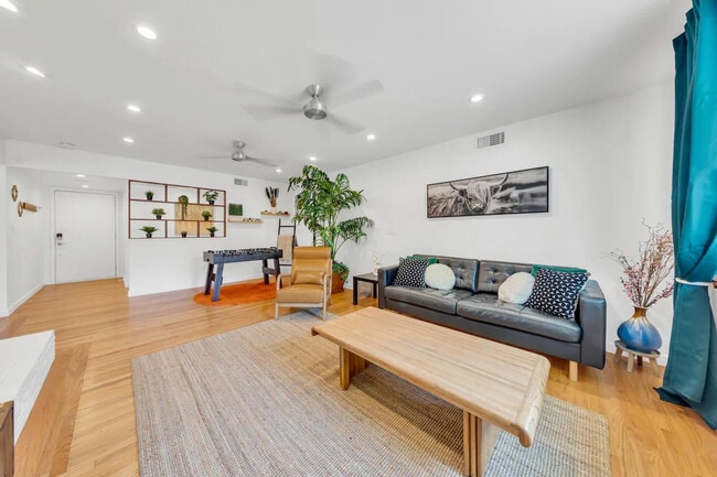 Building Photo - 6836 S Land Park Dr