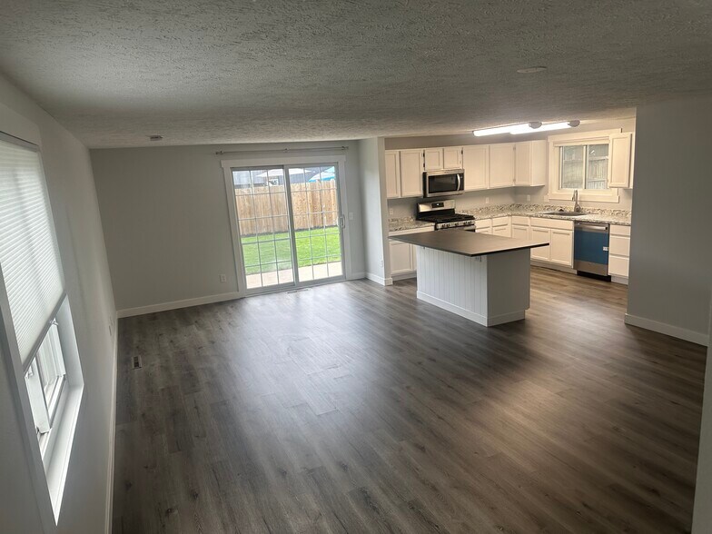 Building Photo - 3524 English Court