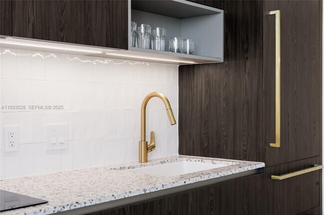 Building Photo - 601 NE 1st Ave