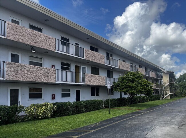 Building Photo - 5985 Del Lago Cir