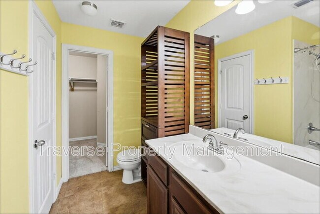 Building Photo - 733 River Hill Ln