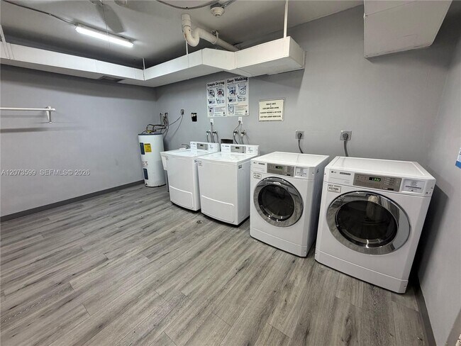 Building Photo - 4200 Hillcrest Dr