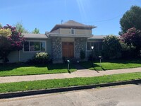 Building Photo - Recently Updated Duplex in the Kenilworth ...