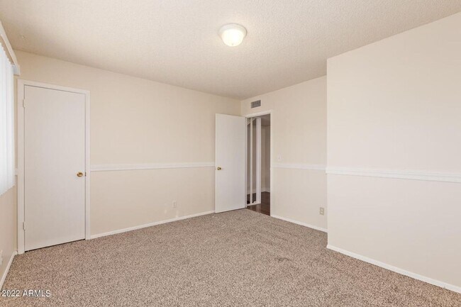 Building Photo - Great Location in Scottsdale!  2 bedroom, 1.5 bath, community pool