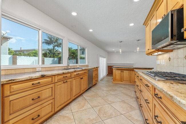 Building Photo - 8591 Naples Dr