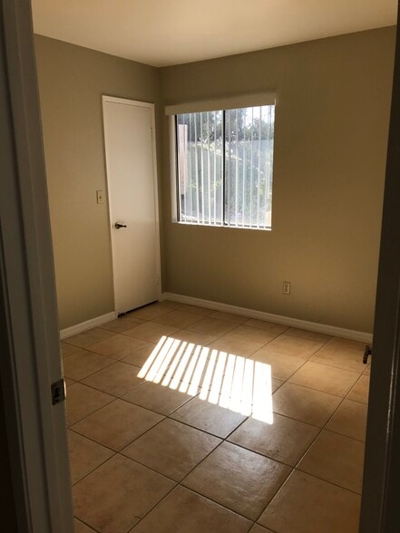 Bedroom with walk in closet - 1964 Paseo del Rey