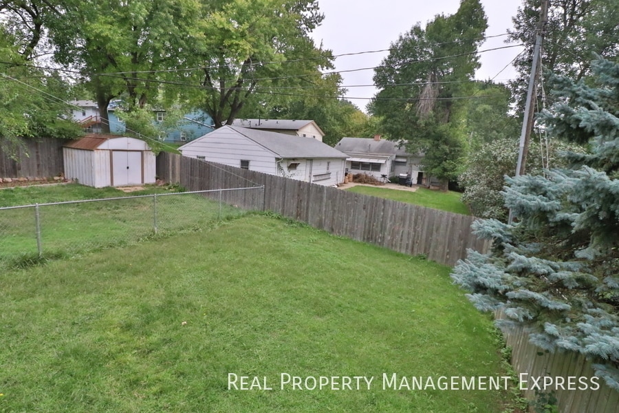 Building Photo - Amazing 3 Bedroom 2.5 Bath duplex with attached garage and fenced yard!