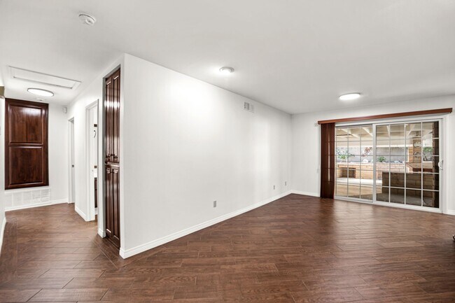 Building Photo - 1212 E Cottonwood St