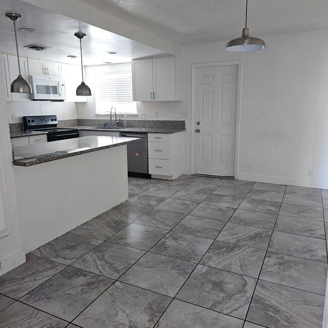 Building Photo - Upgraded 5-Bedroom Home with Open Floor Plan & Large Lot!