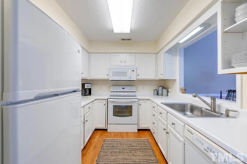 Building Photo - 56 Forest Oaks Dr