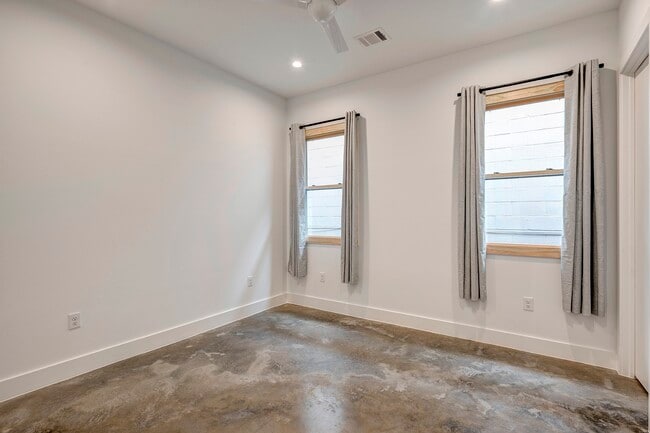 Building Photo - 1717 Airline Dr