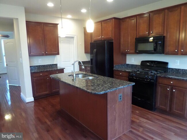 Building Photo - 15998 Greymill Manor Dr