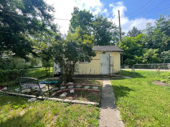 Building Photo - SUBLEASE: 2 Bedroom 1 Bath House Available in Connersville