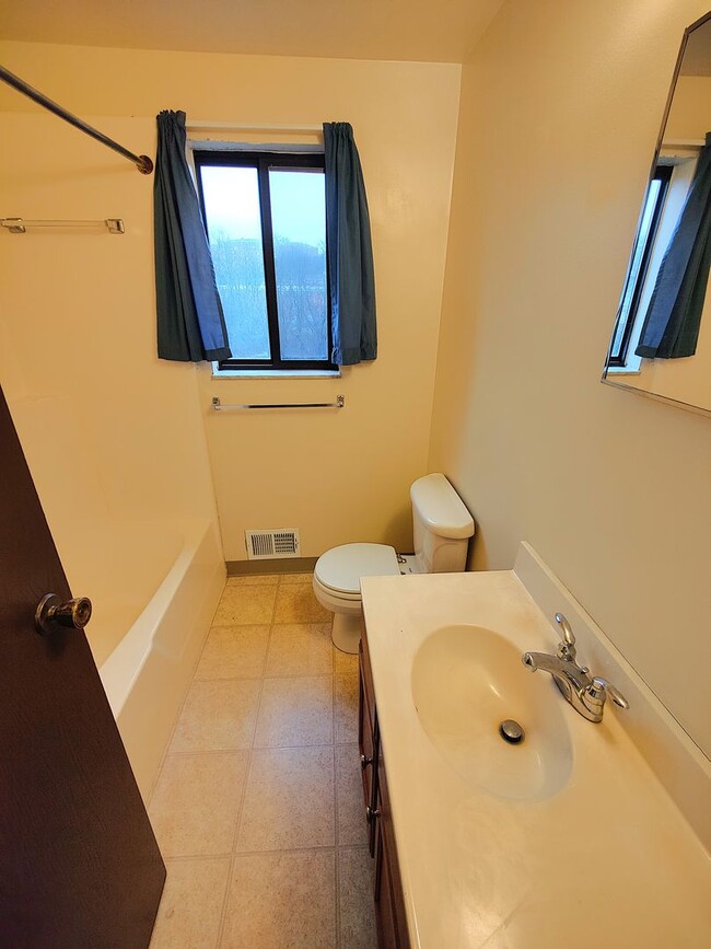 Building Photo - *Well-Maintained 3BD/1.5BA Townhouse Available in Whitehall*