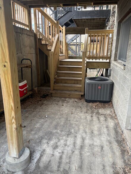 Building Photo - 1410 N Bosworth Ave
