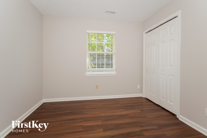 Building Photo - 1050 Oak Leaf Rd