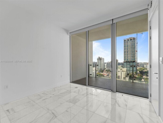 Building Photo - 700 NE 26th Terrace