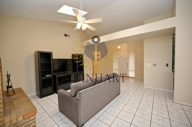 Building Photo - 6447 N Vagedes Ave