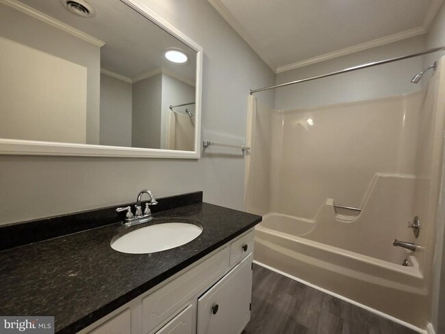 Building Photo - 830 Larch Way