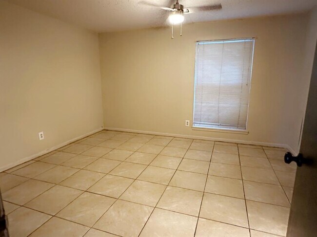 Building Photo - 2711 Briarhurst Dr