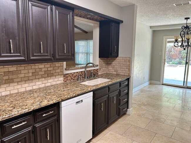 Building Photo - Self Showing - 3 Bedroom 2 bathroom