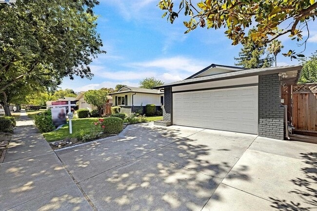Building Photo - Updated Single-Story 4BR Home with Pool in Prime Pleasanton Valley Location