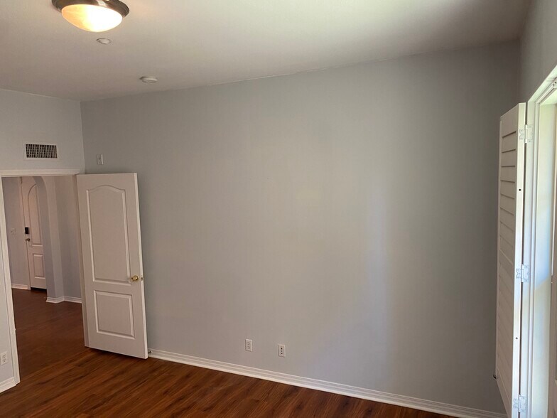 Building Photo - 101 Hallmark