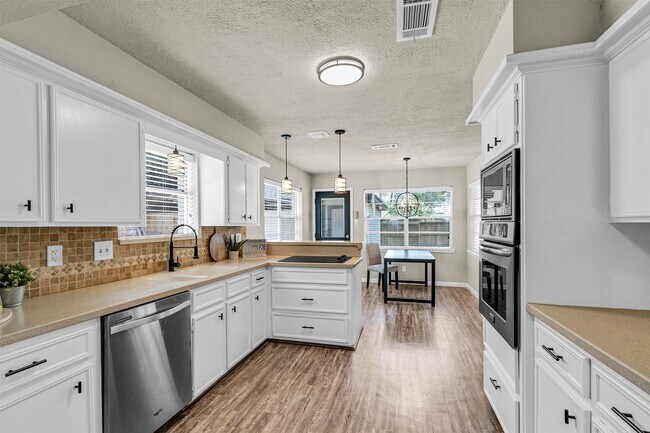 Building Photo - 7911 Heathrow Ln