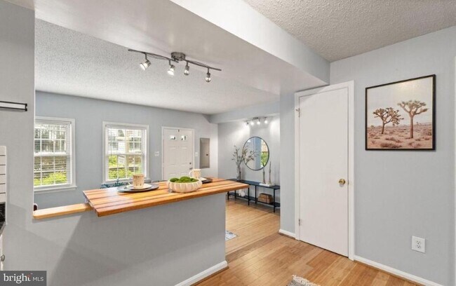 Building Photo - 122 N Bedford St