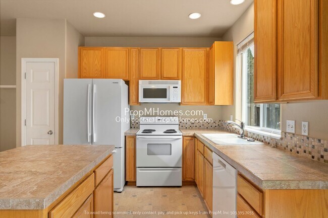 Building Photo - Cozy 3 Bedroom Home Close to Nike & Intel!