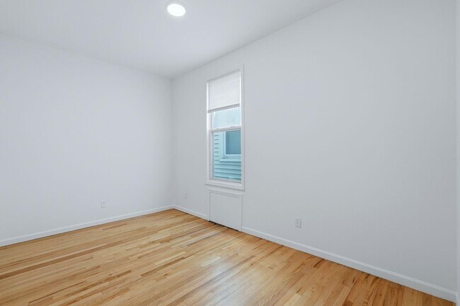 Building Photo - 211 20th St
