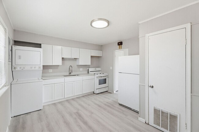 Building Photo - 14921 Myola Ave