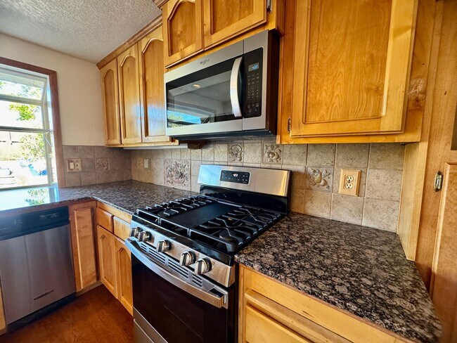 Building Photo - 2555 Westridge Dr