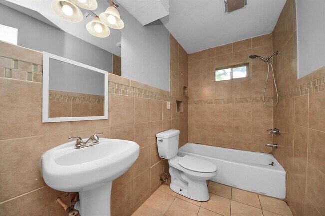 Building Photo - 2622 Heather Knoll Dr