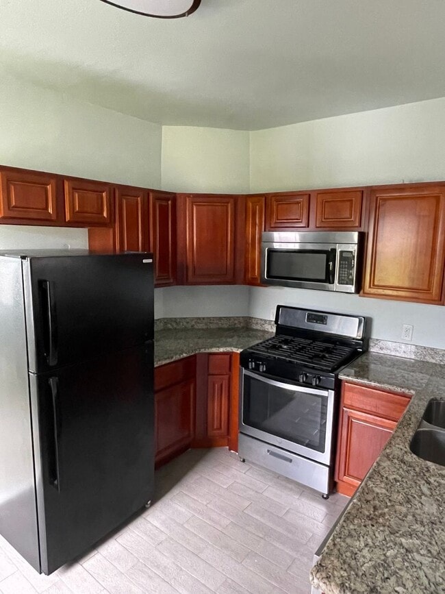 Building Photo - 2BD/1BA in Central City with shared backyard