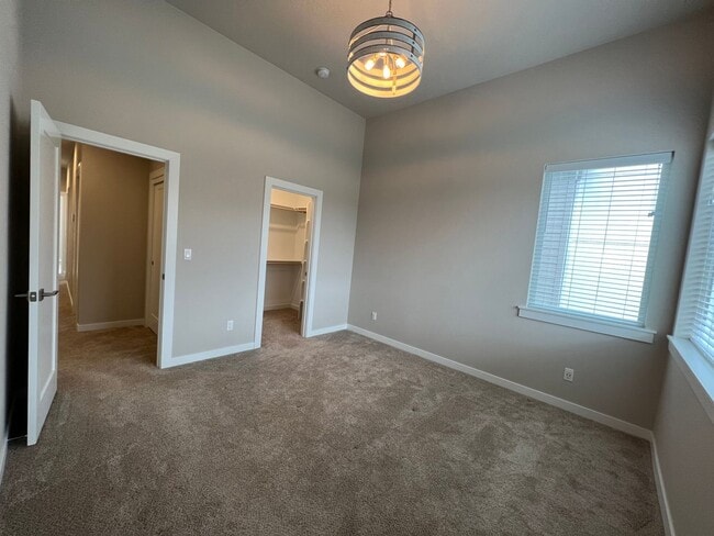 Building Photo - Start Lease by 8/15 to Receive REMAINDER o...