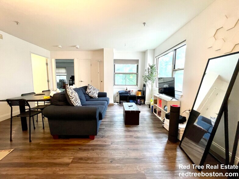 Primary Photo - 888 Washington St