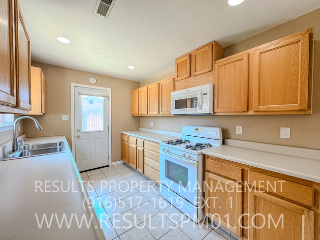 Building Photo - Charming Roseville Corner-Lot Home with RV...