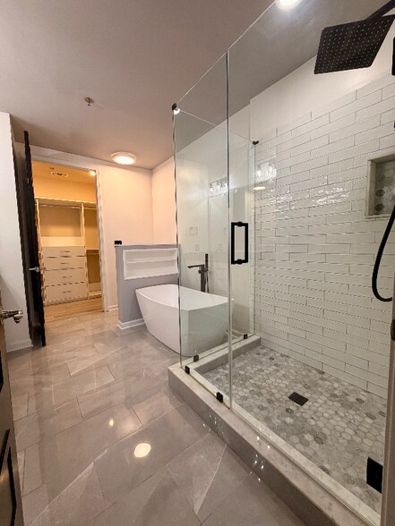 Building Photo - 711 Cosmopolitan Dr NE