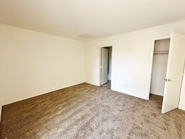 Building Photo - SINGLE STORY HOME WITH CASITA IN GATED COMMUNITY